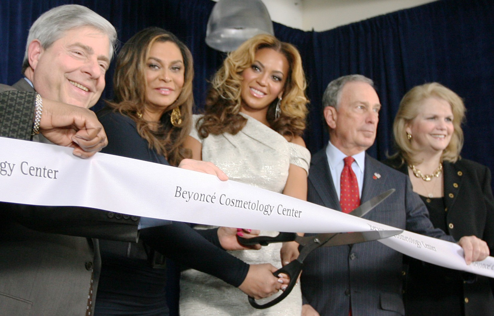 Beyonce_cuts_one_nyreblog_com_.jpg