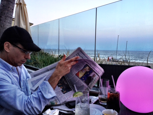 guy_reading_newspaper_beach_ball_nyreblog_com_.jpg