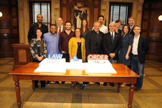 law_order_2009_group_photo_nyreblog_com_.jpg