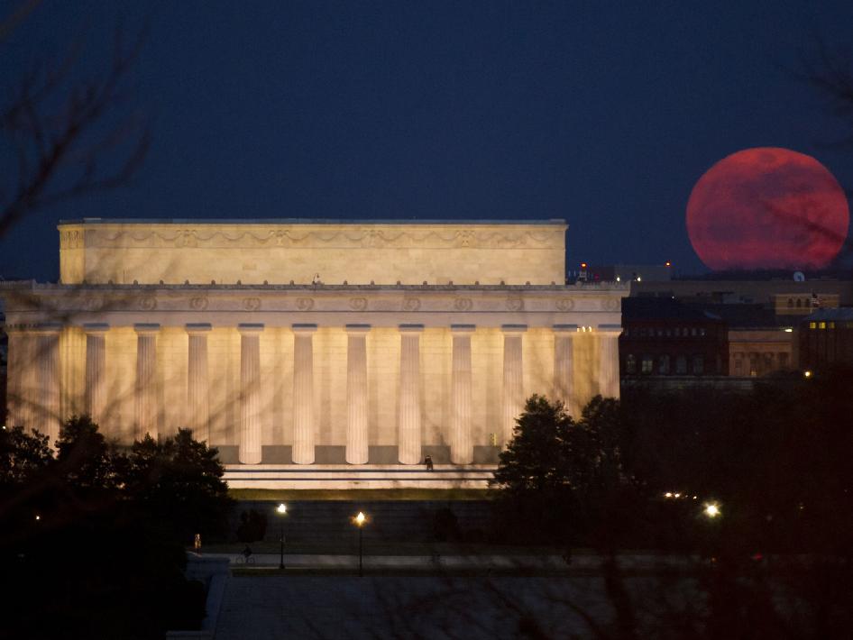 lincoln_memorial_moon_0311_nasa_photo_nyreblog_com_.jpg