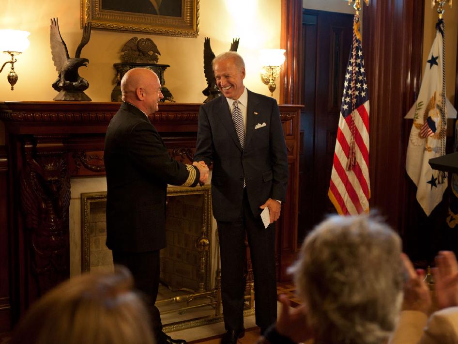 mark_kelly_biden_1011_nyreblog_com_.jpg