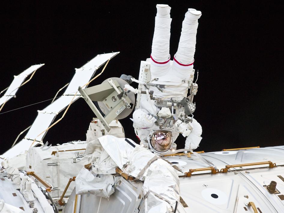 space_walk_2010_nasa_photo_nyreblog_com_.jpg