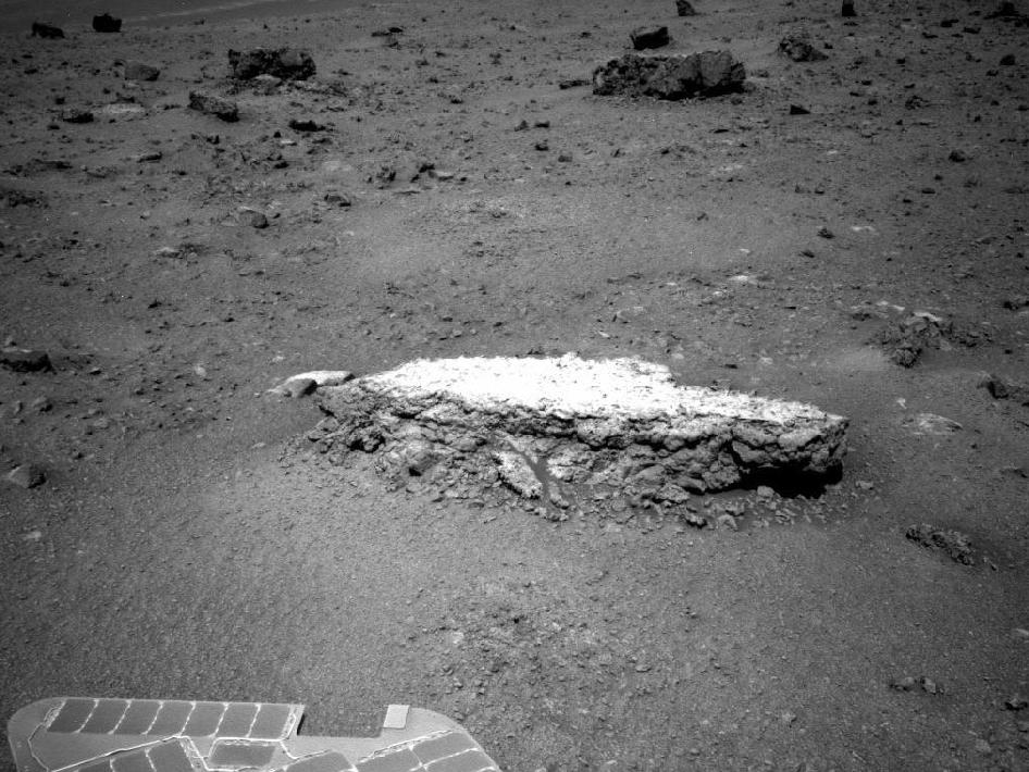 tisdale_mars_rock_nasa_photo_0811_nyreblog_com_.jpg
