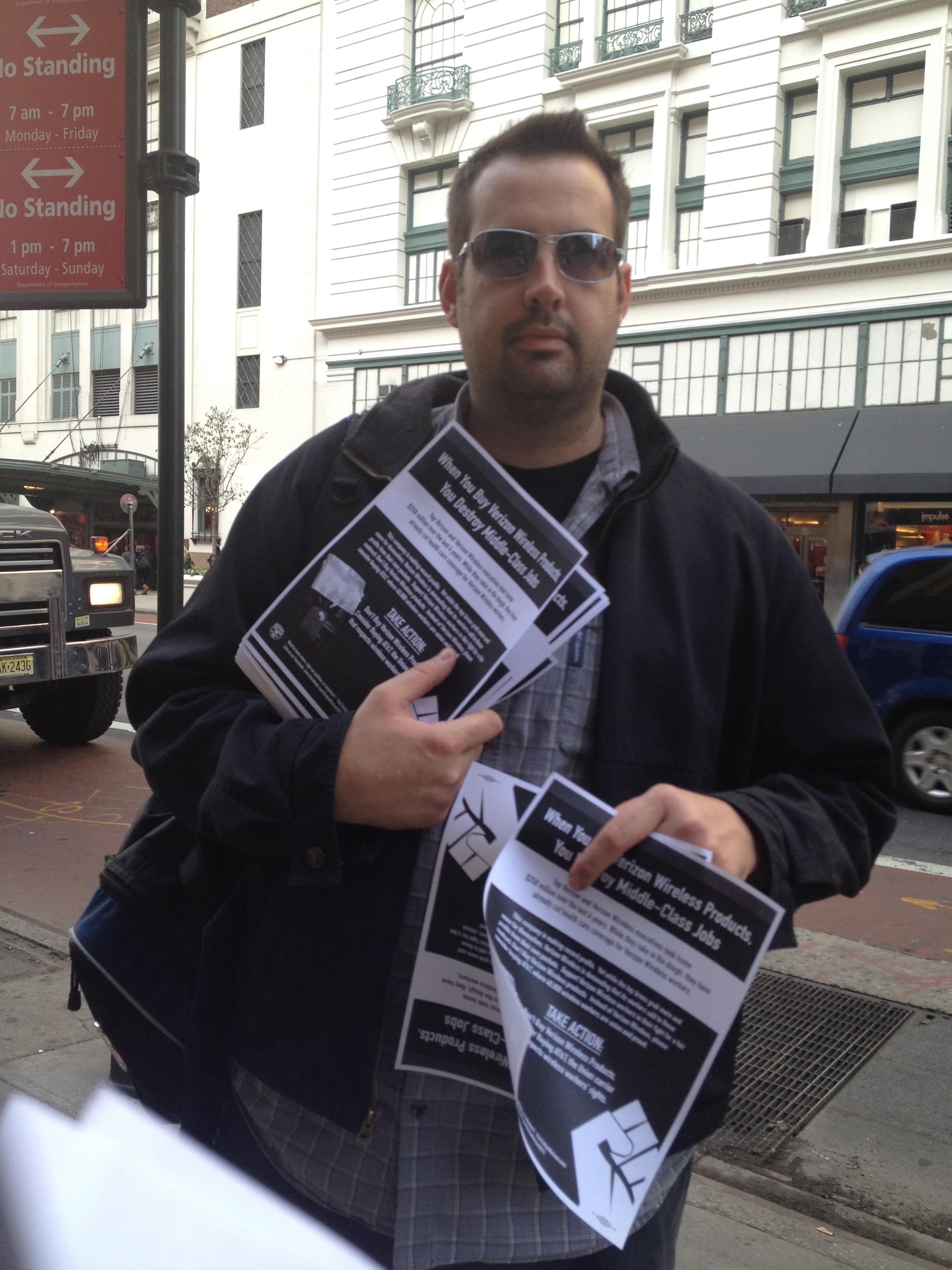 verizon_manhattan_protestor_1111_nyreblog_com_.jpg